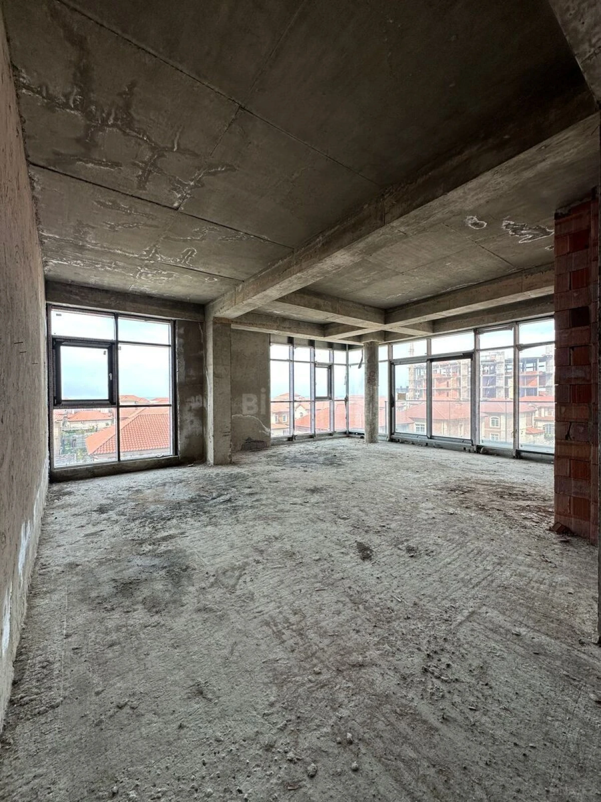 Satılır 3 otaqlı mənzil 136 m²