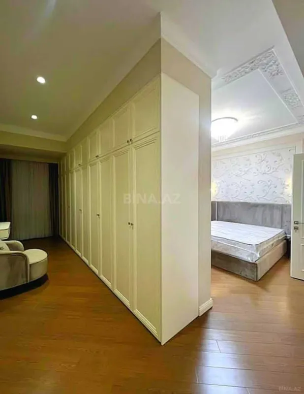 Satılır 4 otaqlı mənzil 207 m²