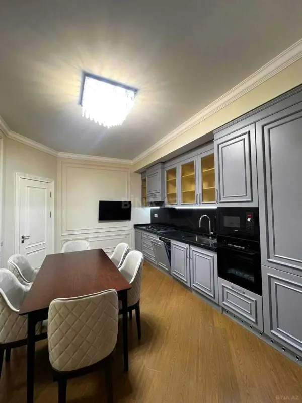 Satılır 4 otaqlı mənzil 207 m²