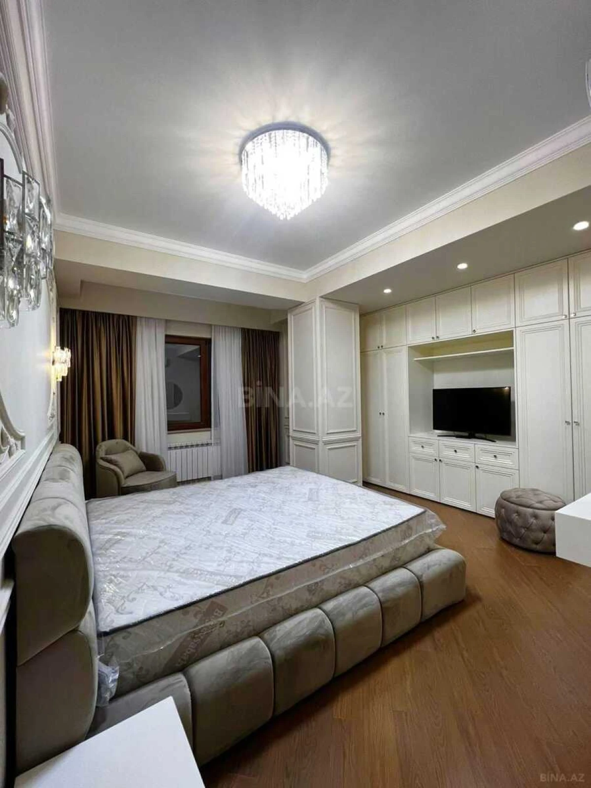 Satılır 4 otaqlı mənzil 207 m²