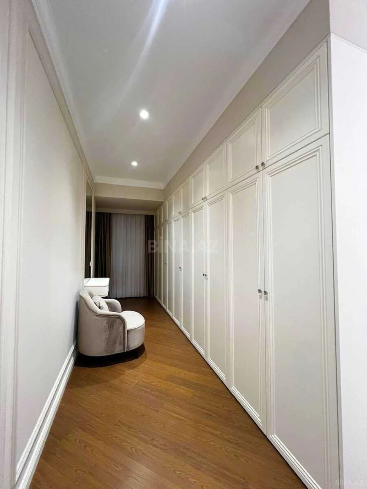 Satılır 4 otaqlı mənzil 207 m²