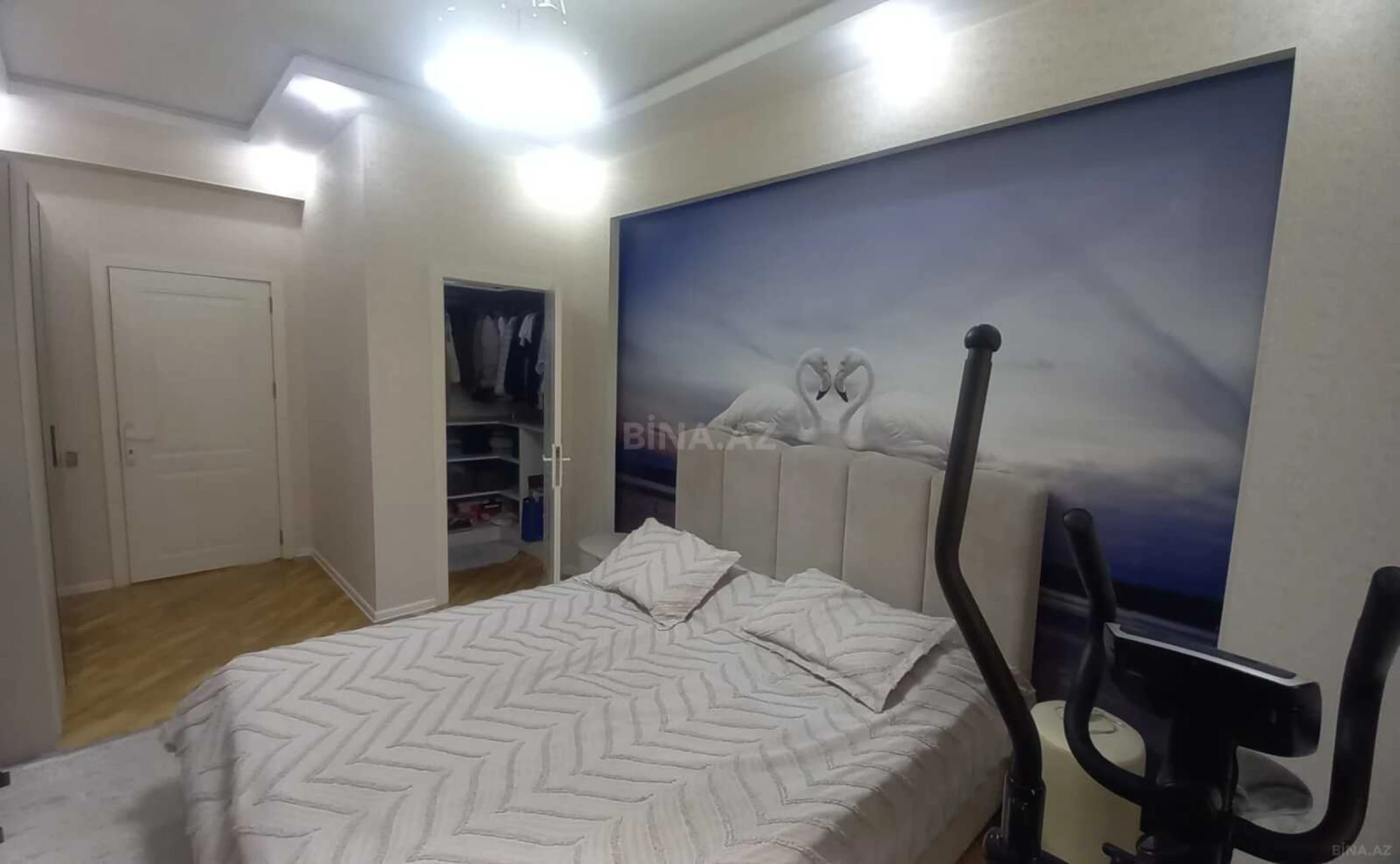 Satılır 4 otaqlı mənzil 136 m²