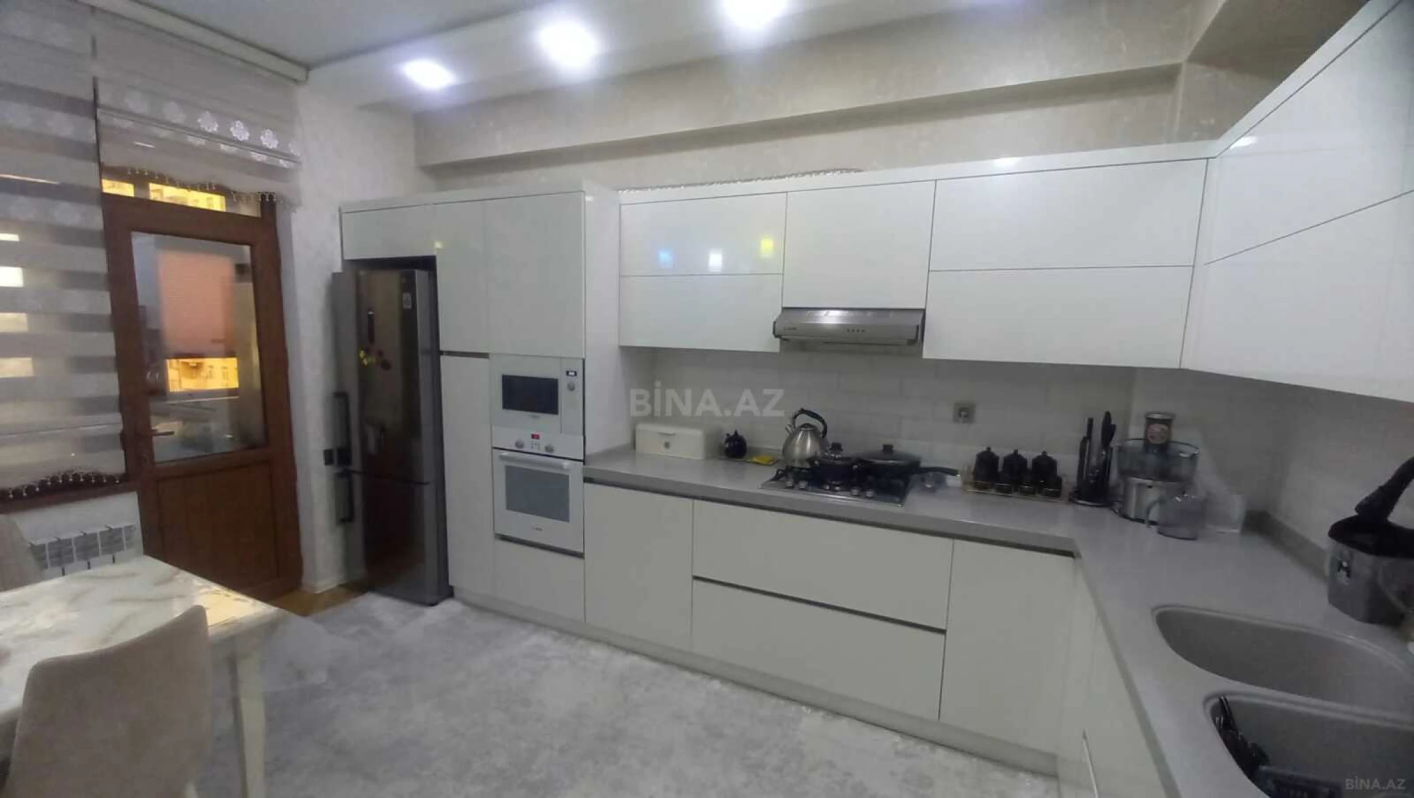 Satılır 4 otaqlı mənzil 136 m²