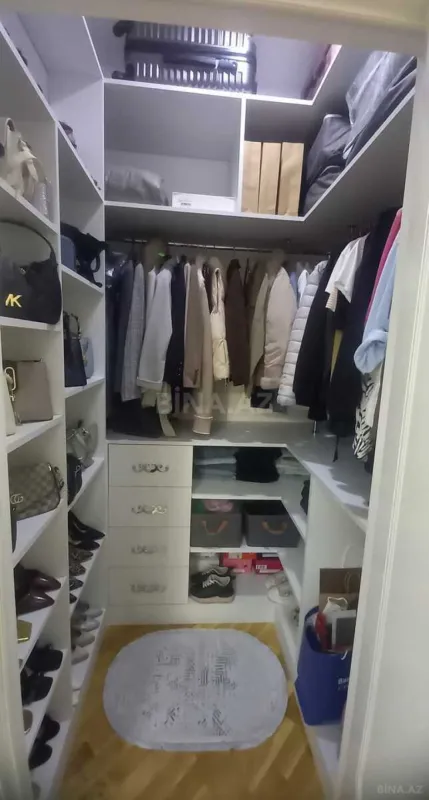 Satılır 4 otaqlı mənzil 136 m²