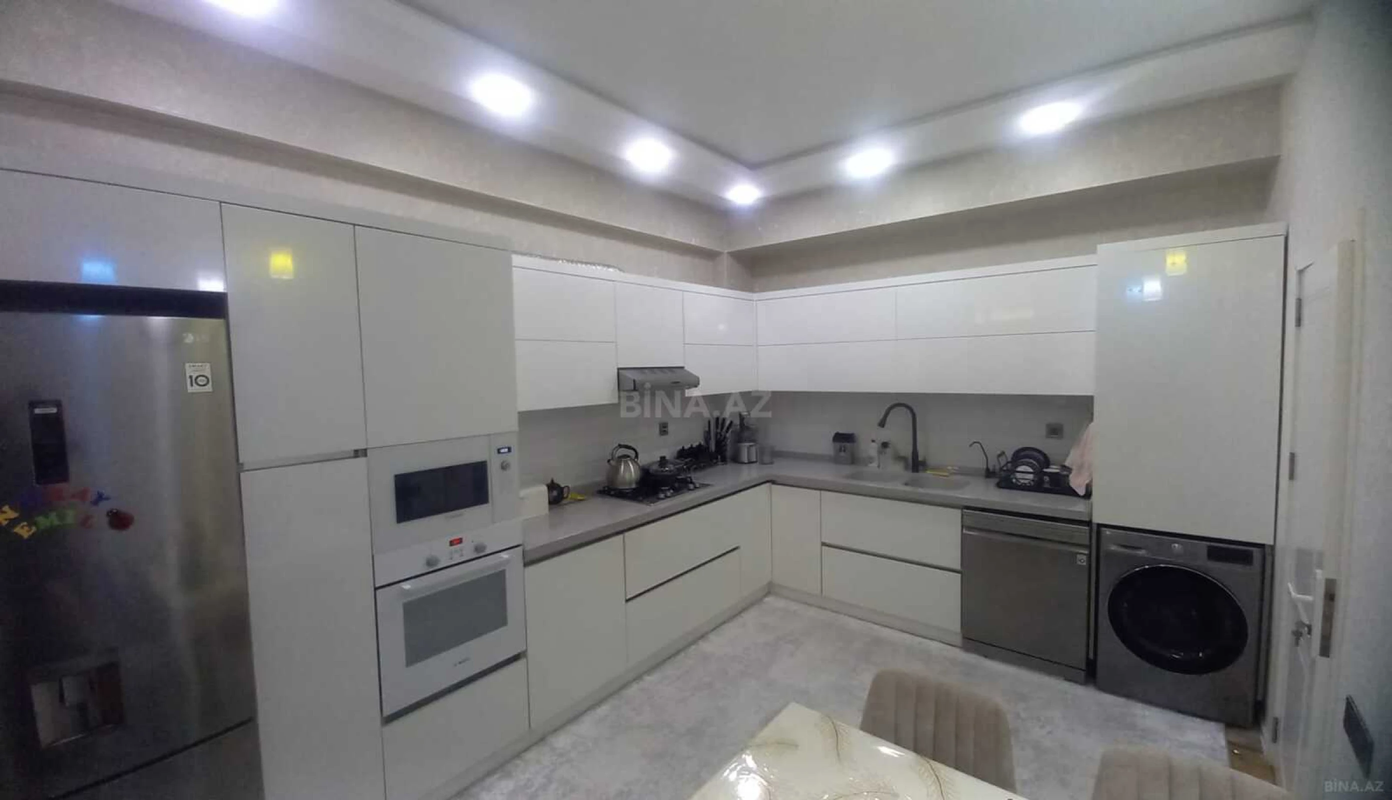 Satılır 4 otaqlı mənzil 136 m²
