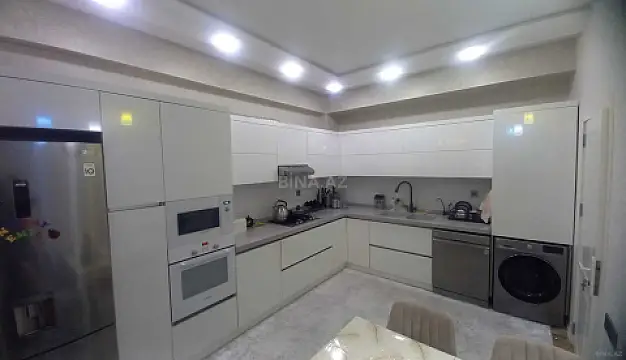 Satılır 4 otaqlı mənzil 136 m²