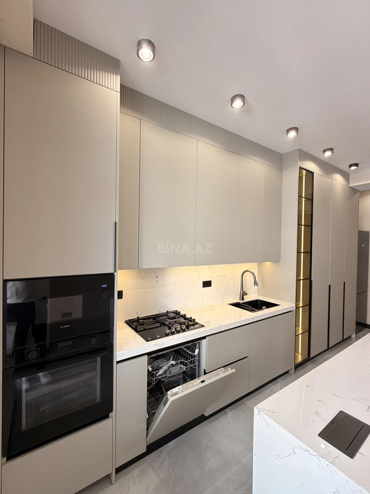 Satılır 3 otaqlı mənzil 142 m²