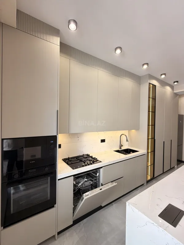 Satılır 3 otaqlı mənzil 142 m²