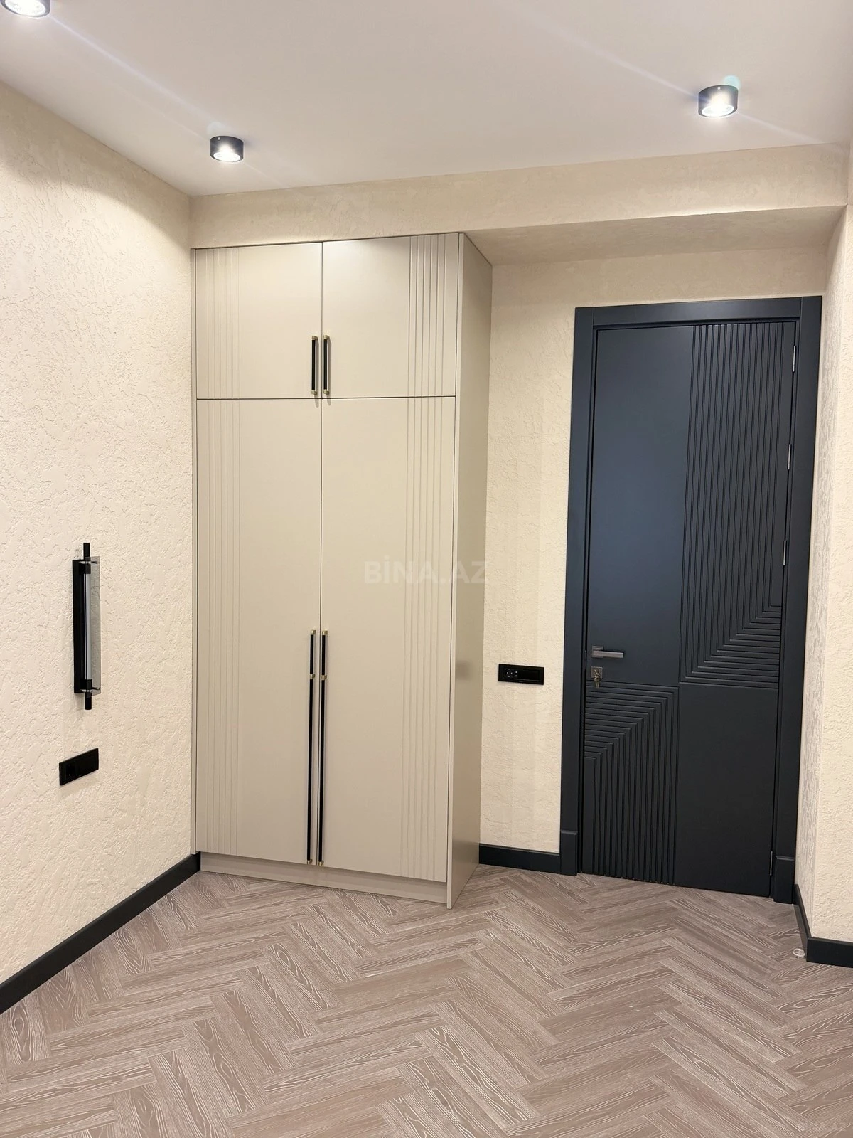 Satılır 3 otaqlı mənzil 142 m²