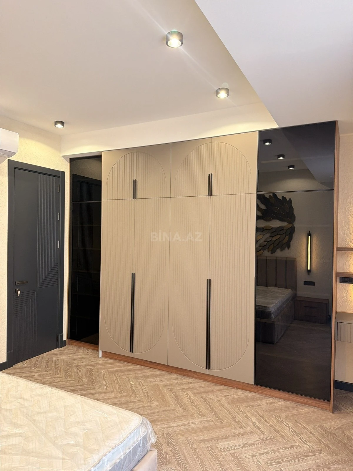 Satılır 3 otaqlı mənzil 142 m²