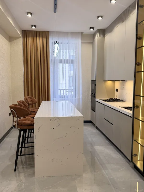 Satılır 3 otaqlı mənzil 142 m²