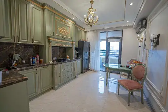 Satılır 3 otaqlı mənzil 165 m²