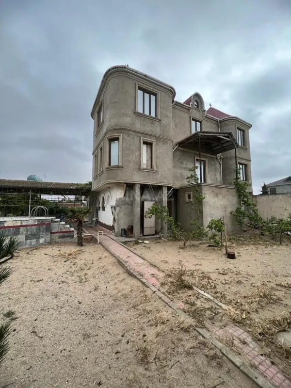 Satılır 8 otaqlı həyət evi 288 m²