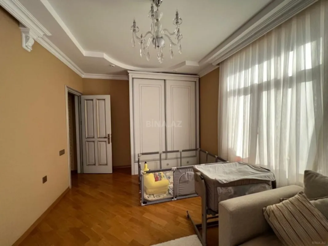 Satılır 3 otaqlı mənzil 145 m²