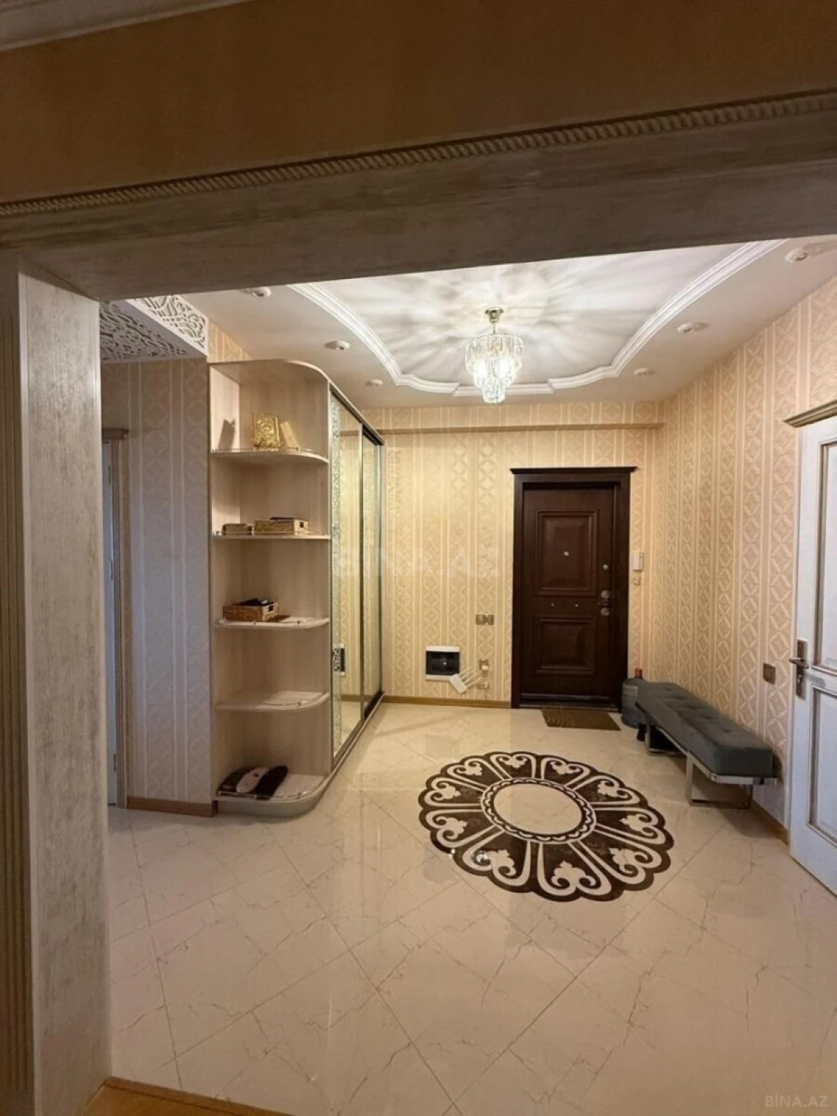 Satılır 3 otaqlı mənzil 145 m²