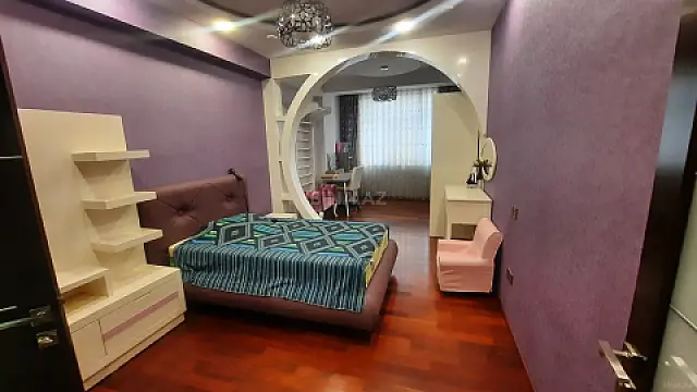 Satılır 4 otaqlı mənzil 214 m²