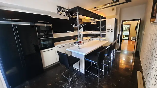 Satılır 4 otaqlı mənzil 214 m²