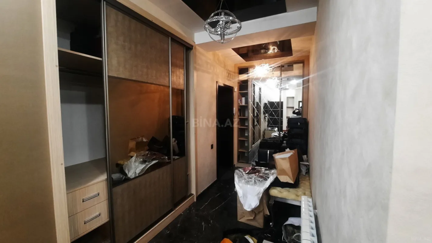 Satılır 4 otaqlı mənzil 214 m²