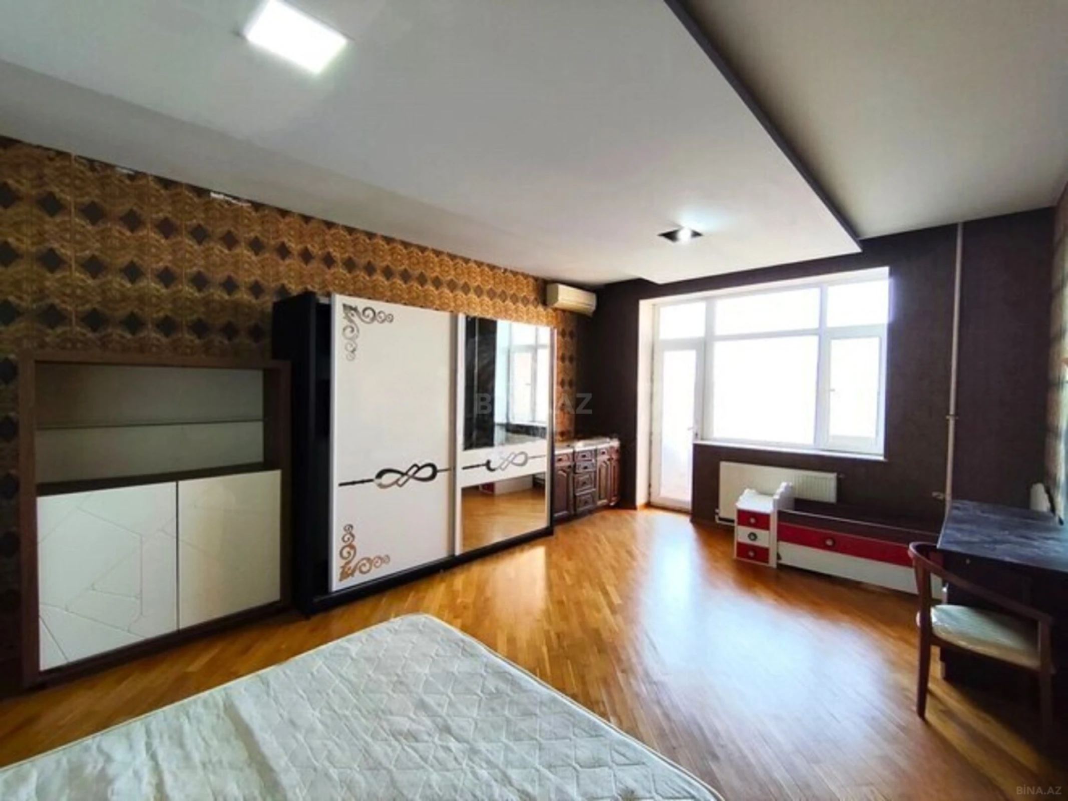 Kirayə verilir 3 otaqlı mənzil 195 m²