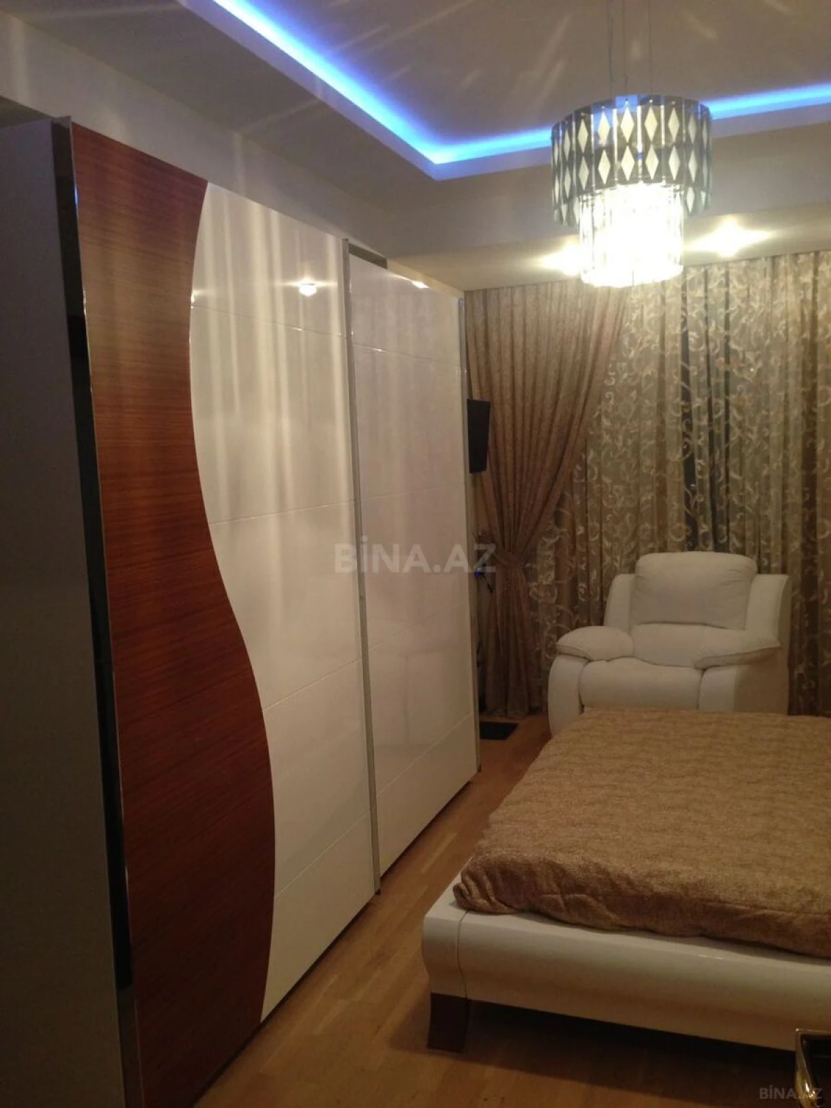 Satılır 3 otaqlı mənzil 135 m²