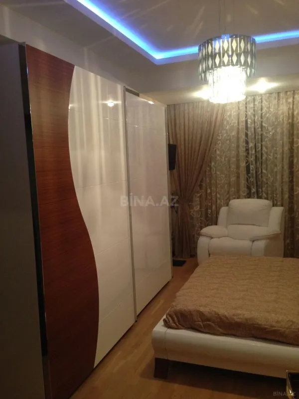 Satılır 3 otaqlı mənzil 135 m²