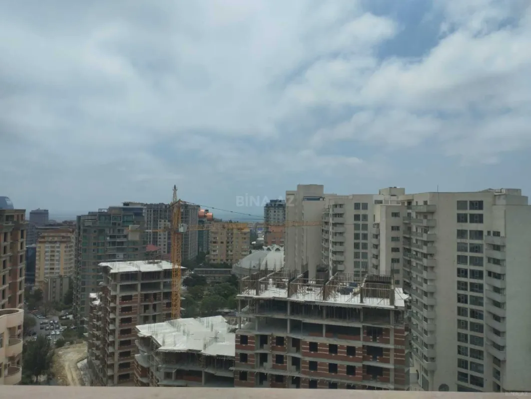 Satılır 3 otaqlı mənzil 135 m²