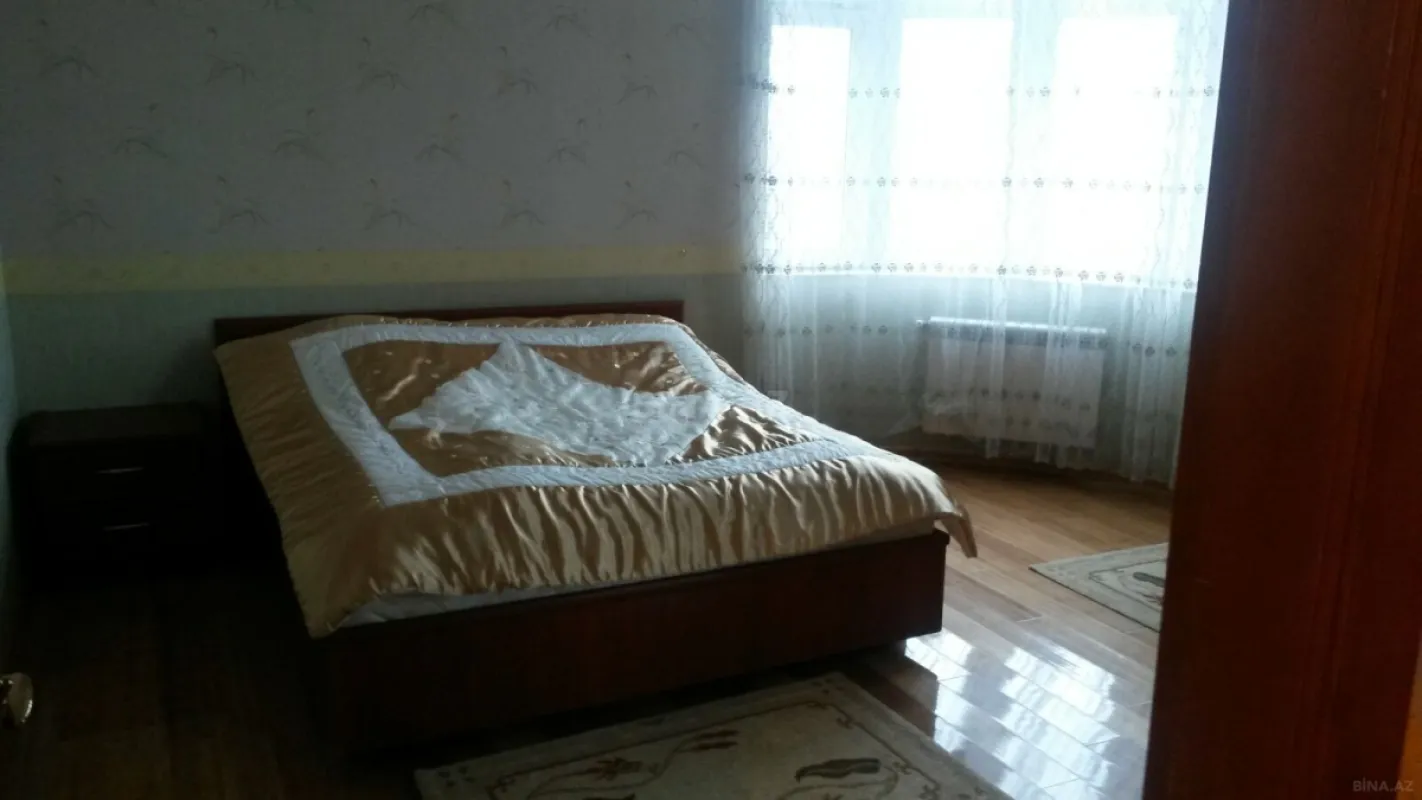 Satılır 3 otaqlı mənzil 135 m²