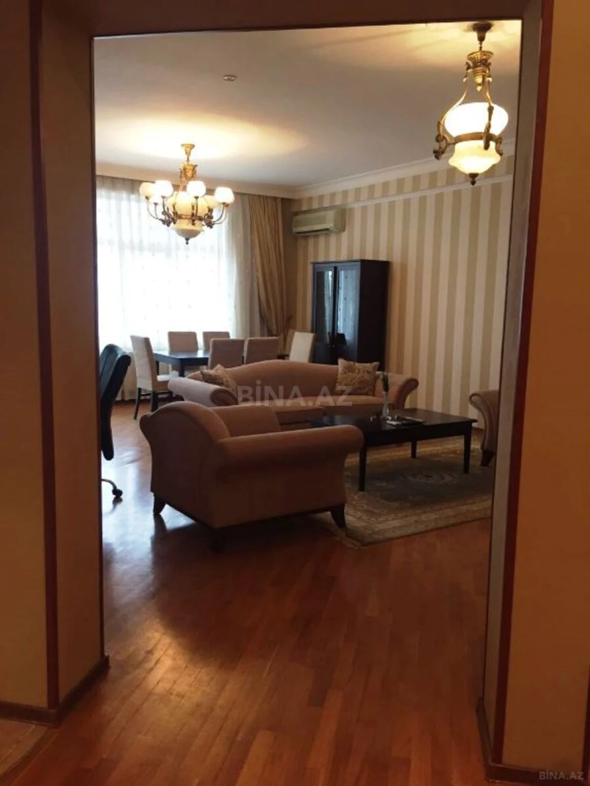Satılır 3 otaqlı mənzil 135 m²