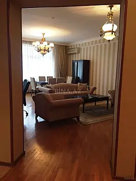 Satılır 3 otaqlı mənzil 135 m²