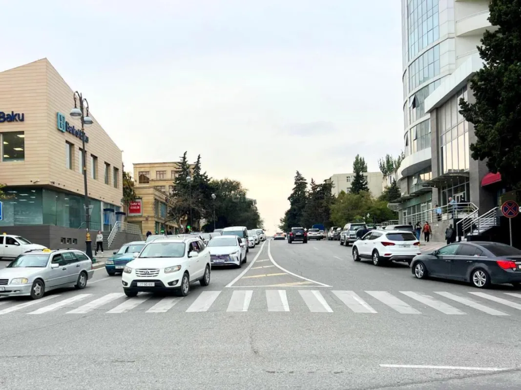 Kirayə verilir obyekt 390 m²