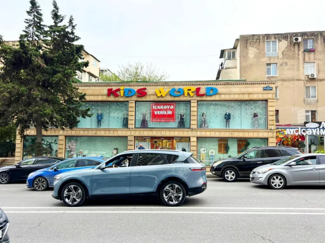 Kirayə verilir obyekt 390 m²