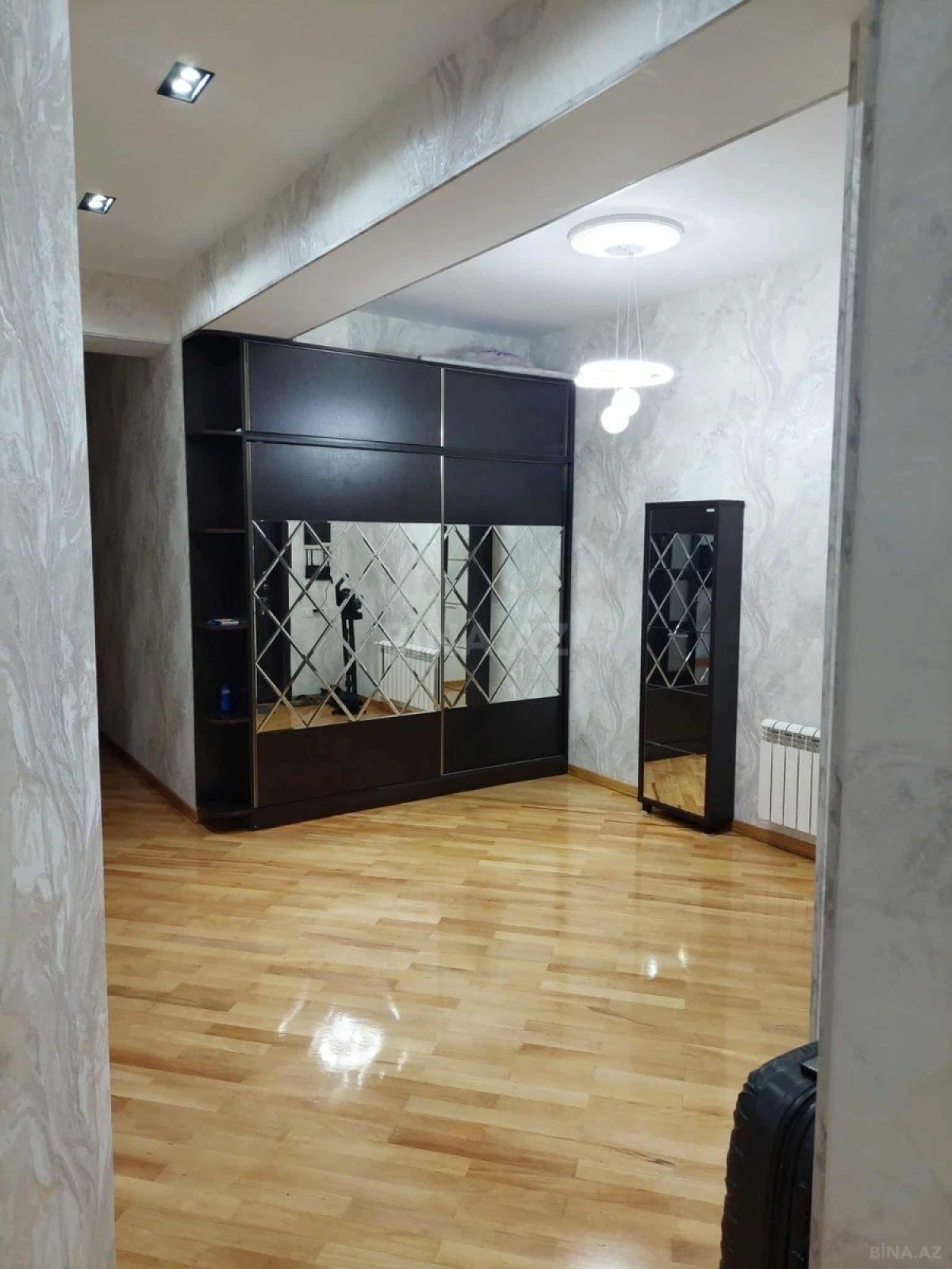 Satılır 3 otaqlı mənzil 118 m²