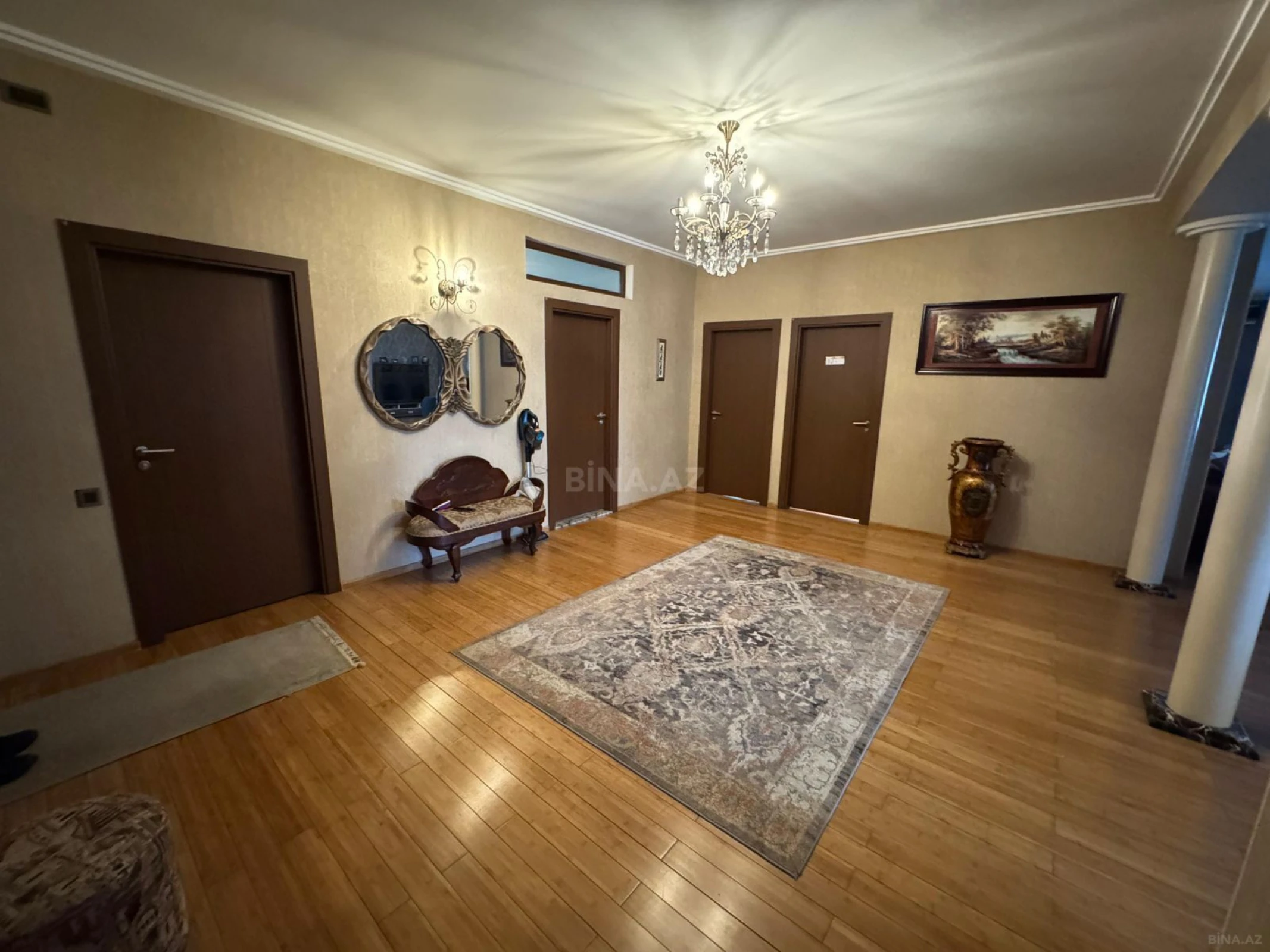 Satılır 4 otaqlı mənzil 200 m²