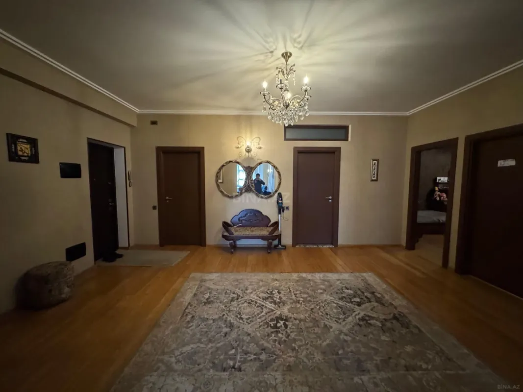 Satılır 4 otaqlı mənzil 200 m²