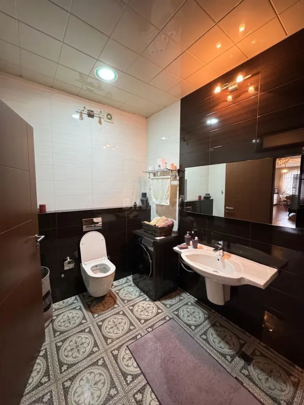 Satılır 4 otaqlı mənzil 200 m²