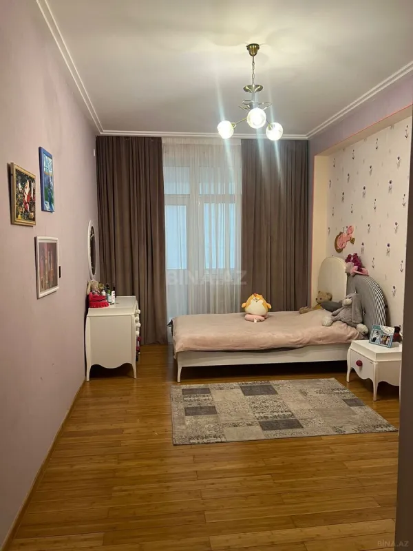 Satılır 4 otaqlı mənzil 200 m²