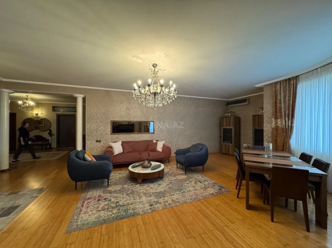 Satılır 4 otaqlı mənzil 200 m²