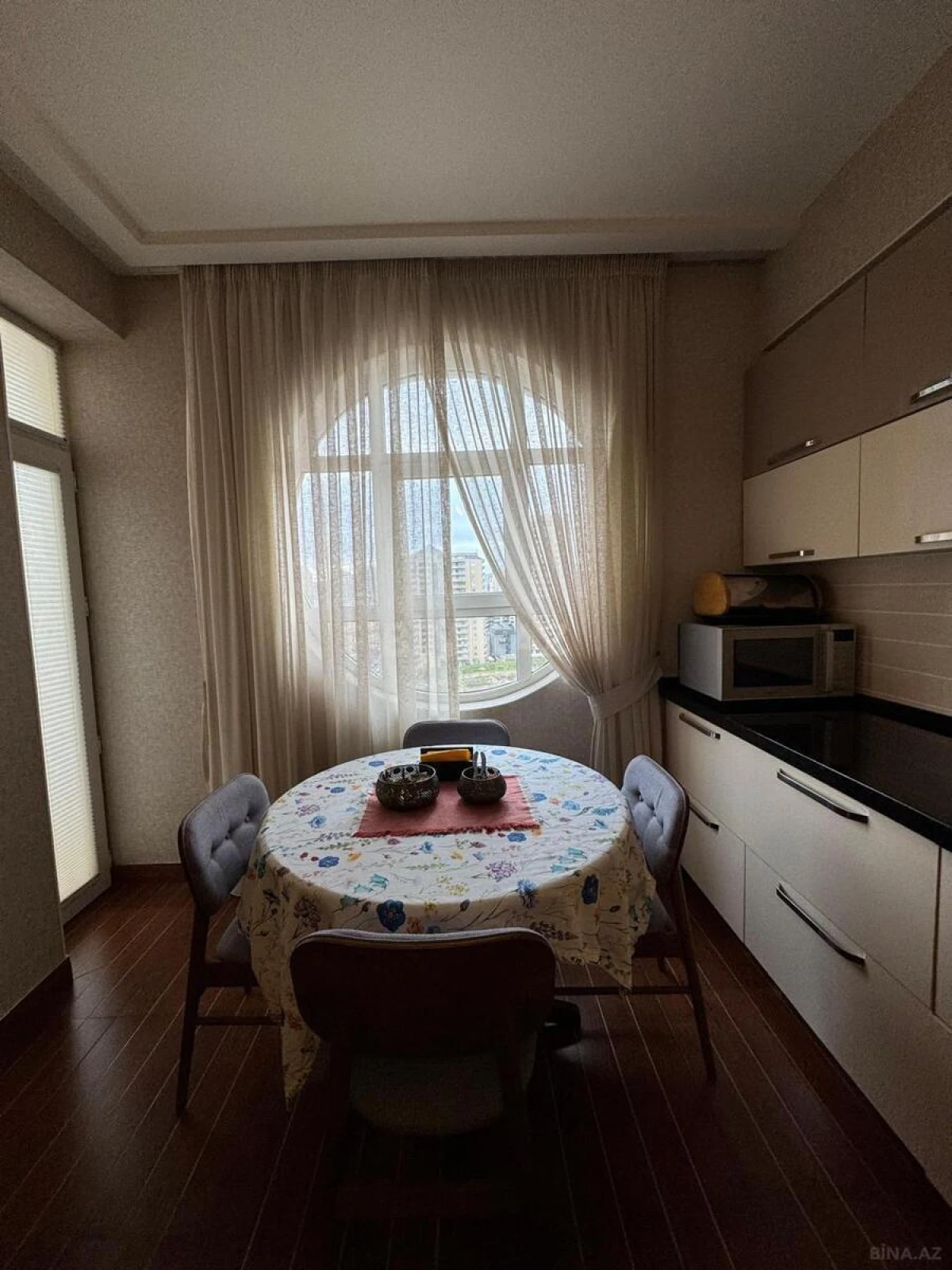 Satılır 4 otaqlı mənzil 200 m²