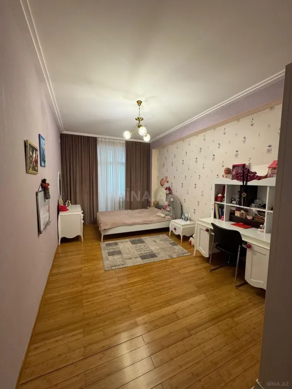 Satılır 4 otaqlı mənzil 200 m²