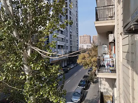 Satılır 4 otaqlı mənzil 140 m²