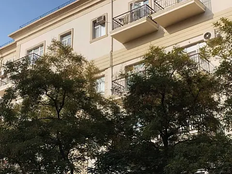 Satılır 4 otaqlı mənzil 140 m²