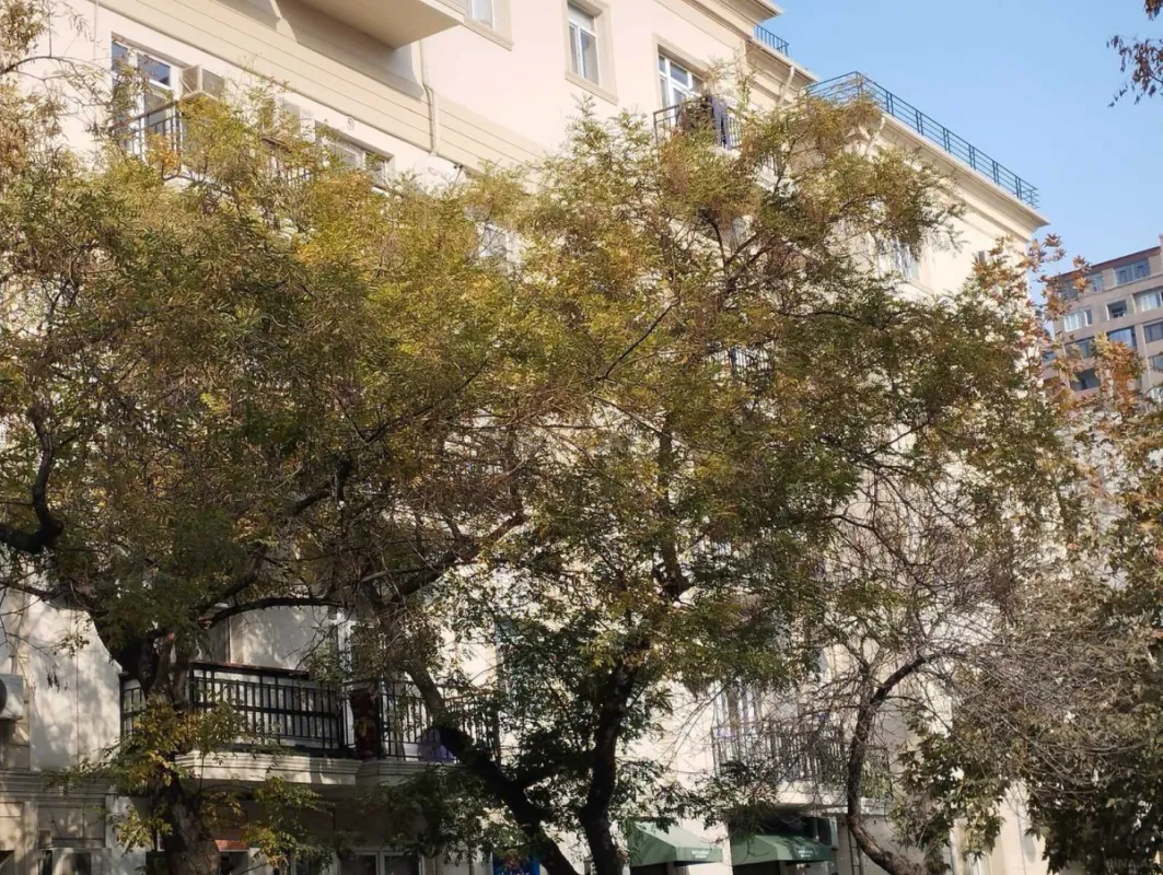 Satılır 4 otaqlı mənzil 140 m²