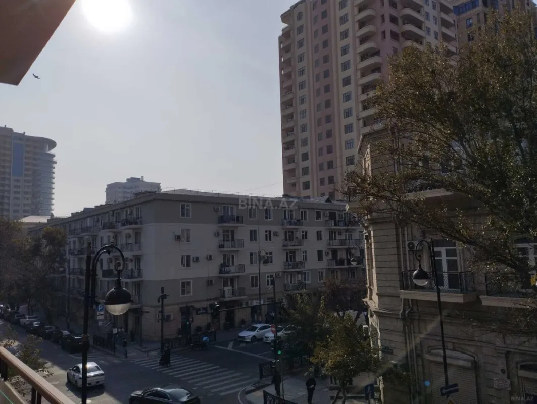 Satılır 4 otaqlı mənzil 140 m²