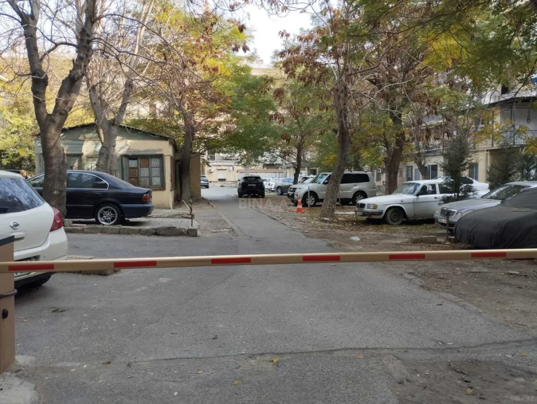 Satılır 4 otaqlı mənzil 140 m²