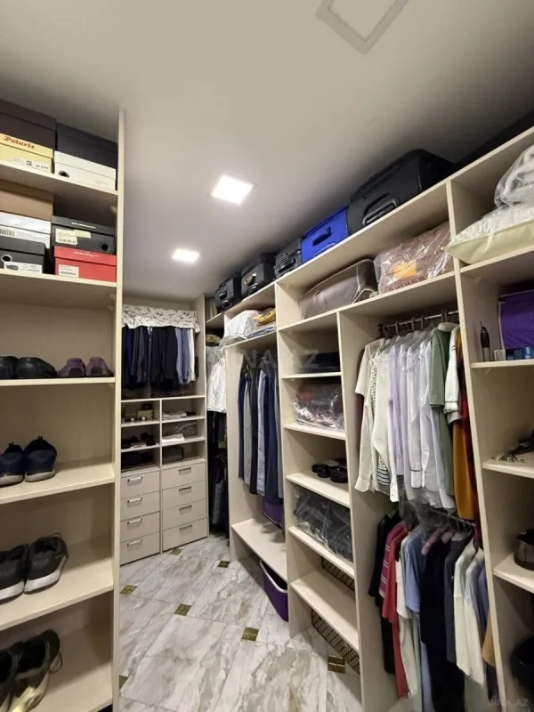 Satılır 4 otaqlı mənzil 247 m²