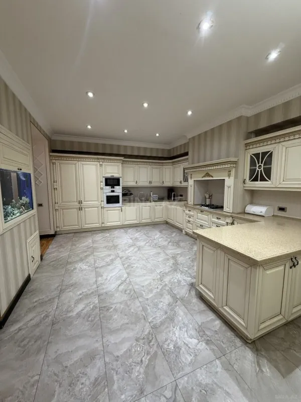 Satılır 4 otaqlı mənzil 247 m²