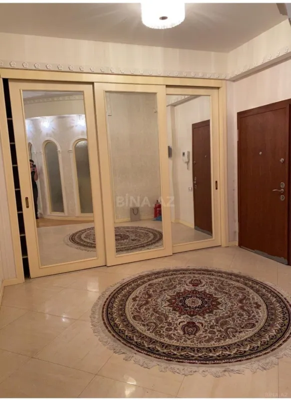 Kirayə verilir 5 otaqlı mənzil 200 m²