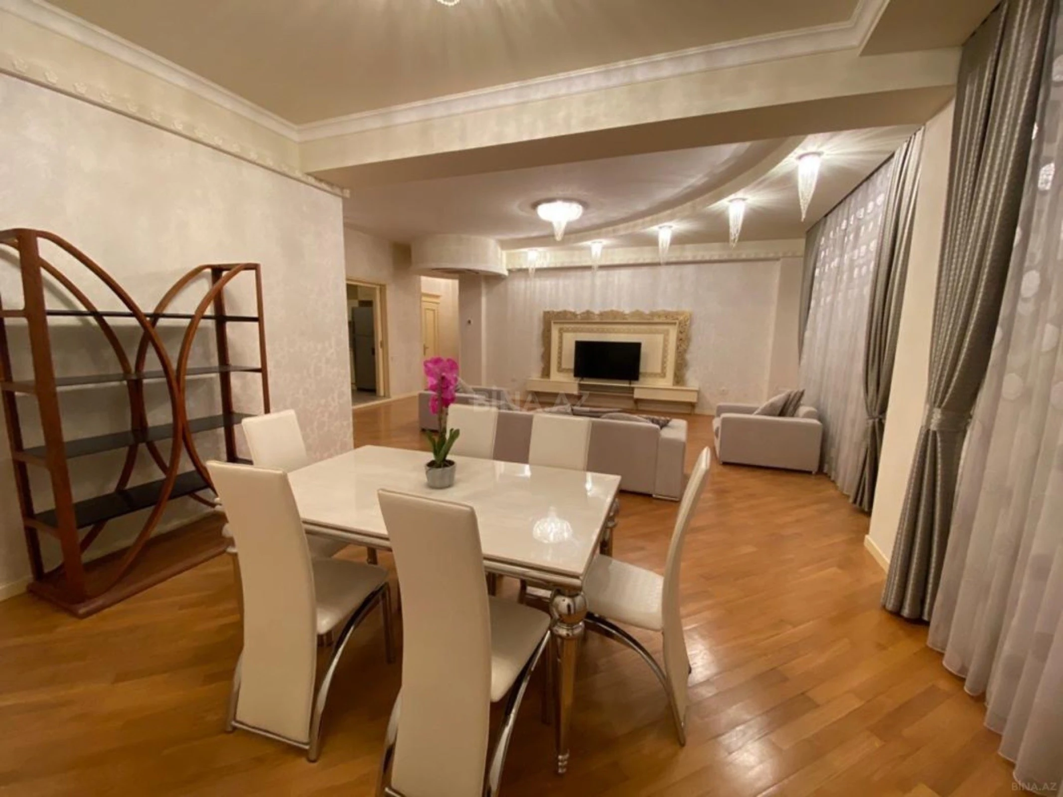 Kirayə verilir 5 otaqlı mənzil 200 m²