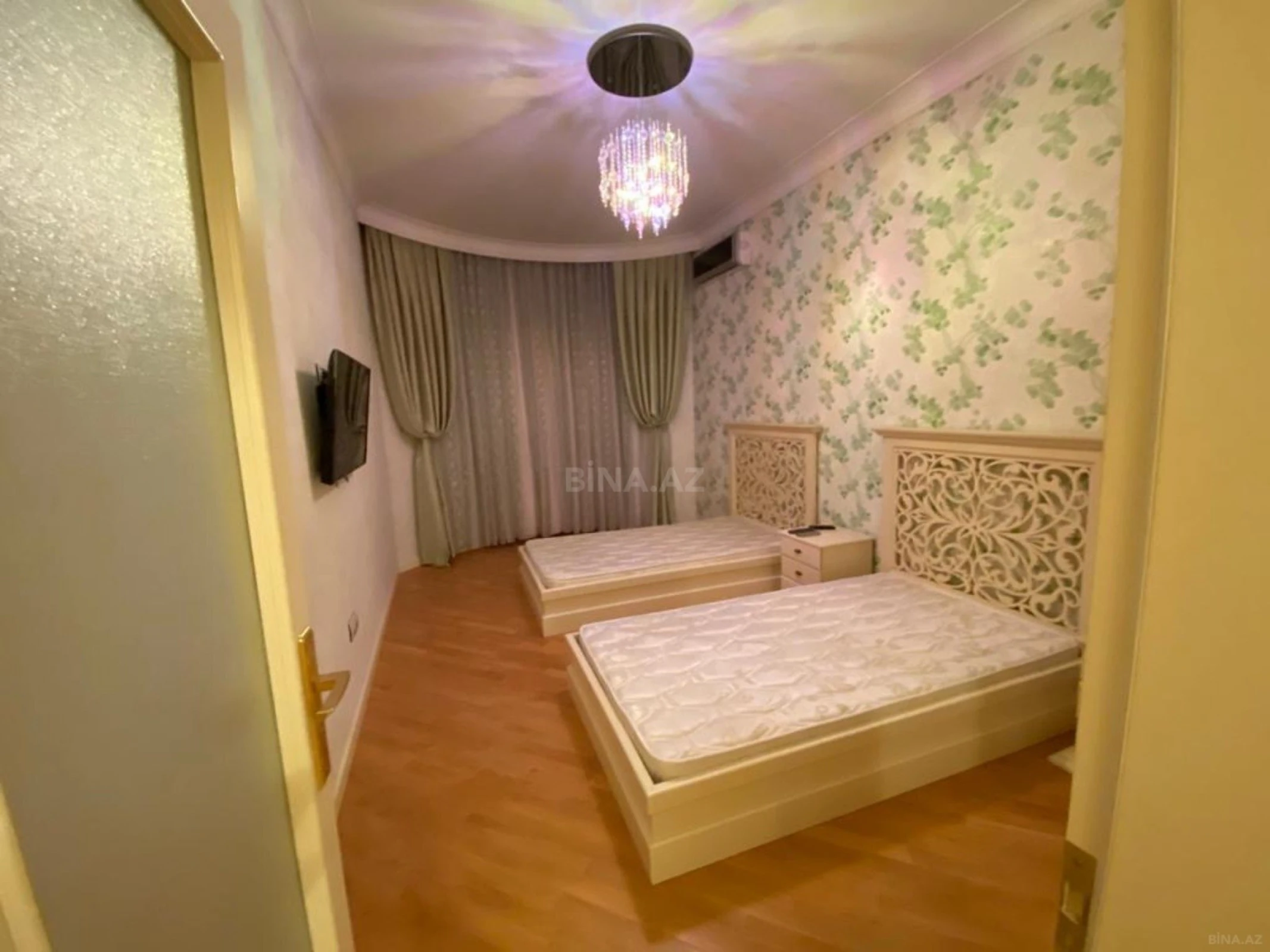 Kirayə verilir 5 otaqlı mənzil 200 m²