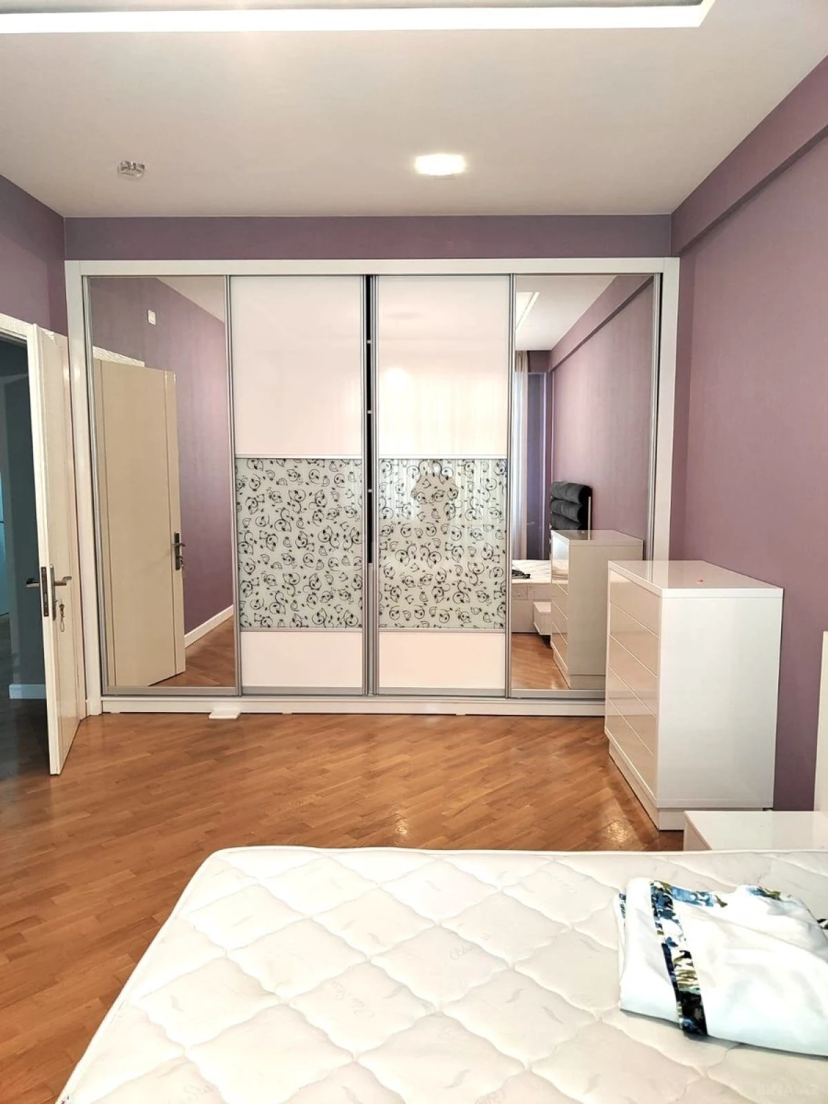 Kirayə verilir 2 otaqlı mənzil 92 m²